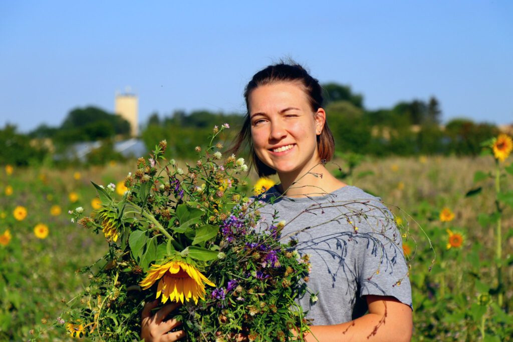 Lydia mit einem Wildblumenstrauß - Feldwerbung, OOH Außenwerbung