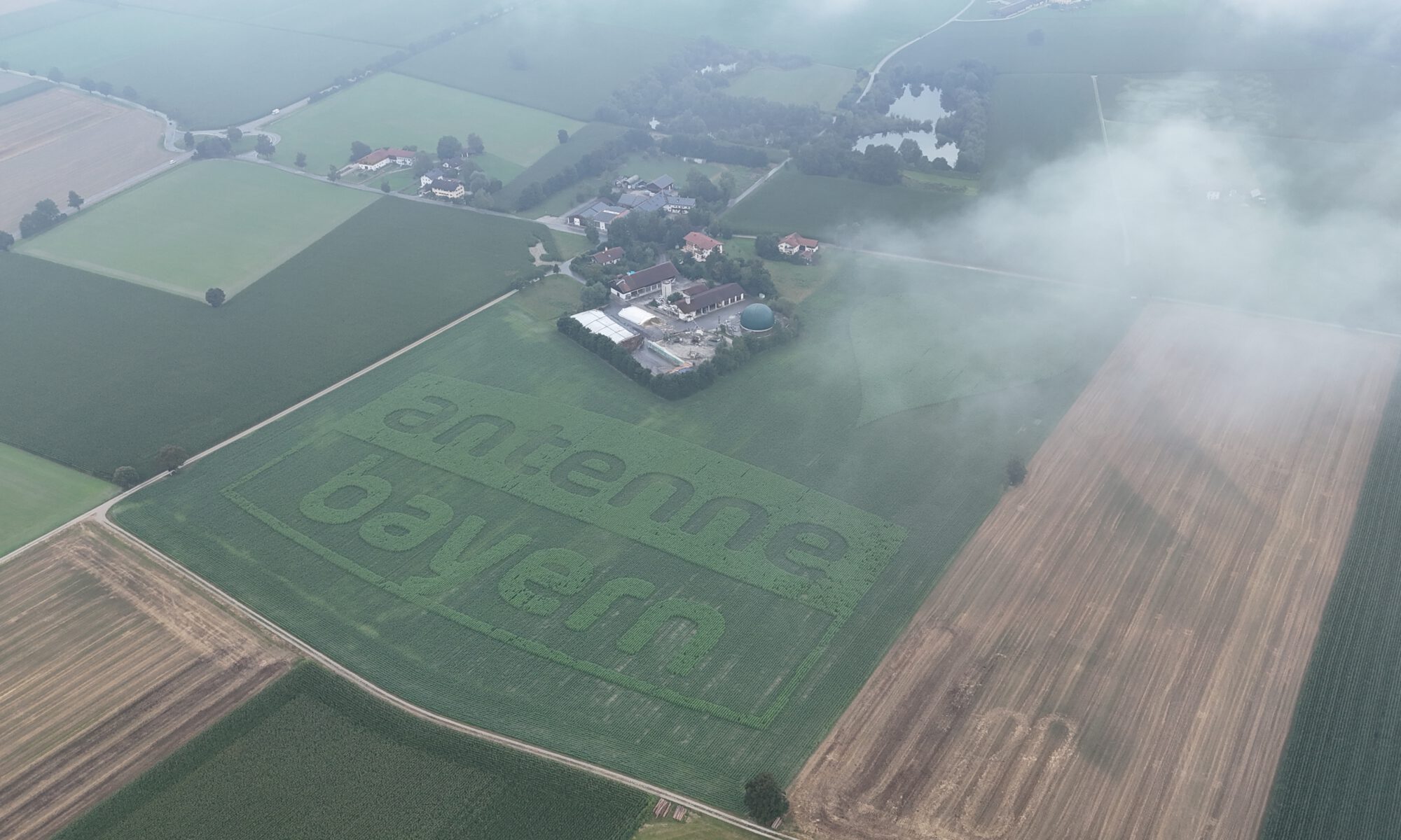 Antenne Bayern Feldwerbung mit Blumen aus der Luft gesehen