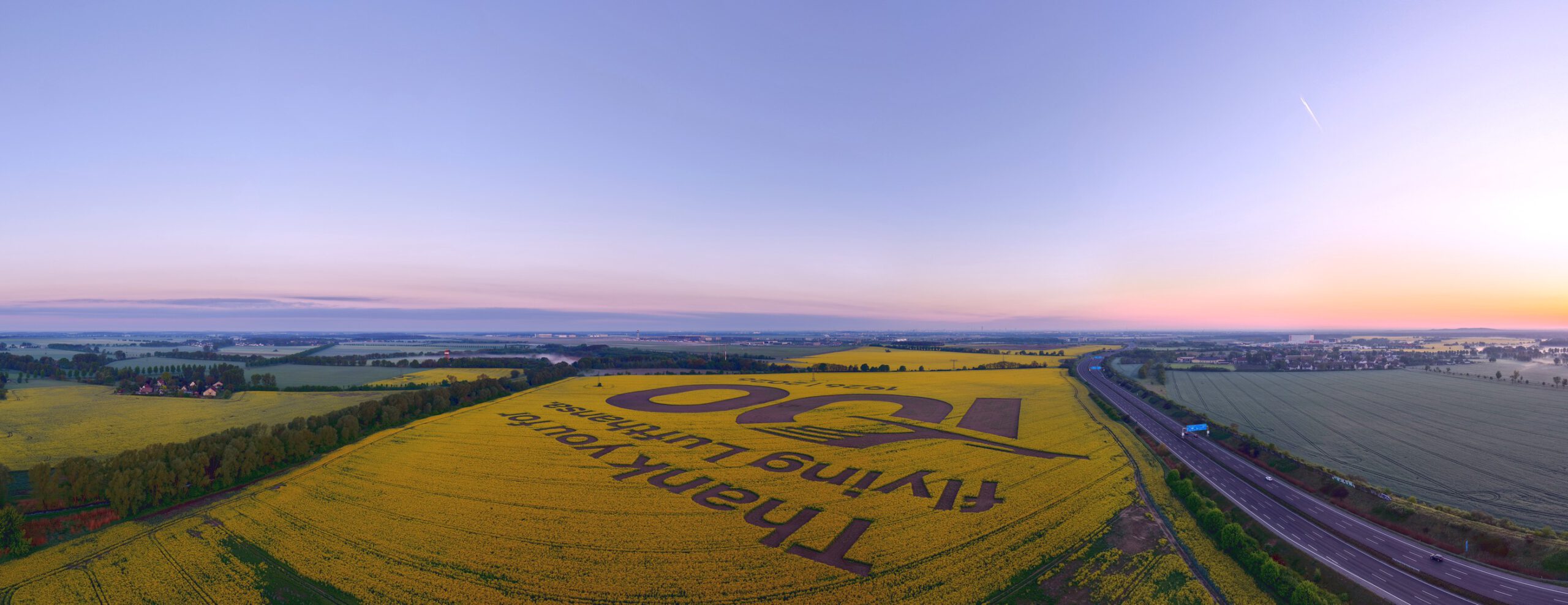 Lufthansa Geobranding BER mit Anflugschneise – GEOXIP OOH Innovation Lufthansa Geobranding am BER Airport mit Blick auf die Anflugschneise – nachhaltige OOH-Werbung, Biodiversität und Feldwerbung von GEOXIP