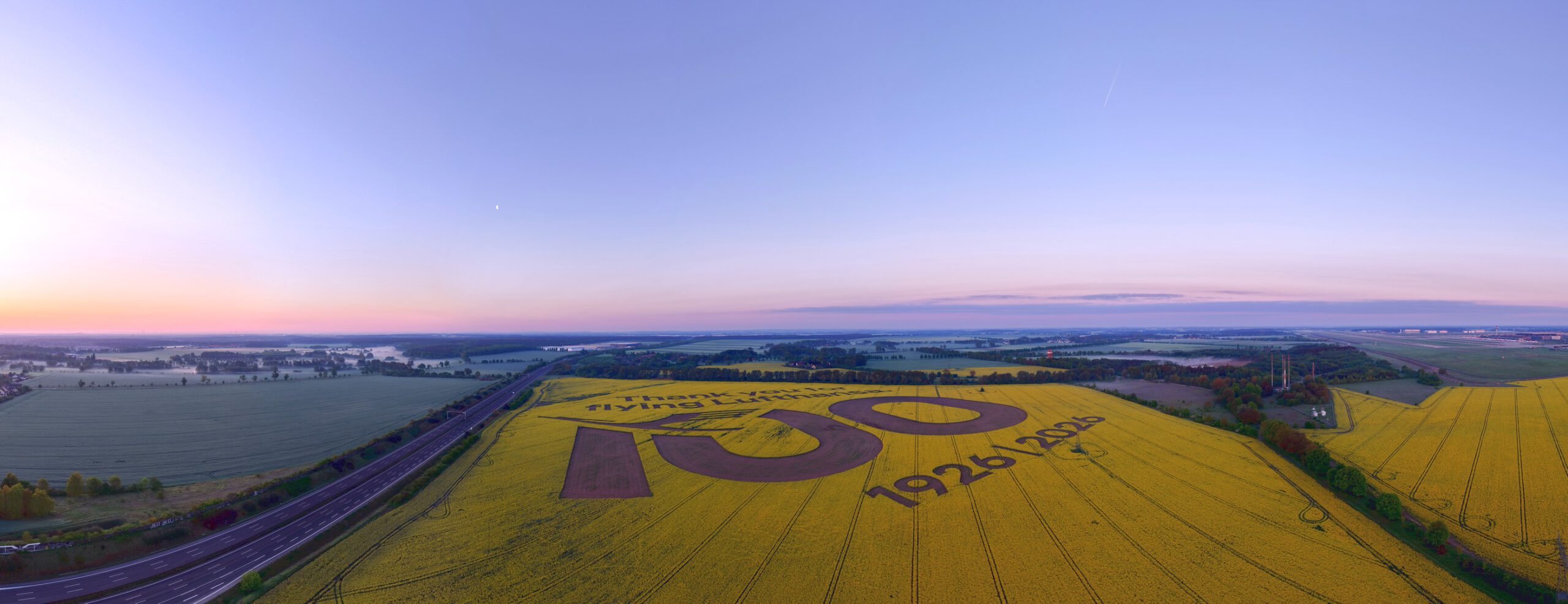 Panorama Lufthansa Geobranding BER – 50 Hektar Nature as a Display Panorama des Lufthansa Geobrandings am BER Airport Berlin Brandenburg – 50 Hektar Feldwerbung mit Rapsblüte, Wildblumen und GEOXIP Precision Farming