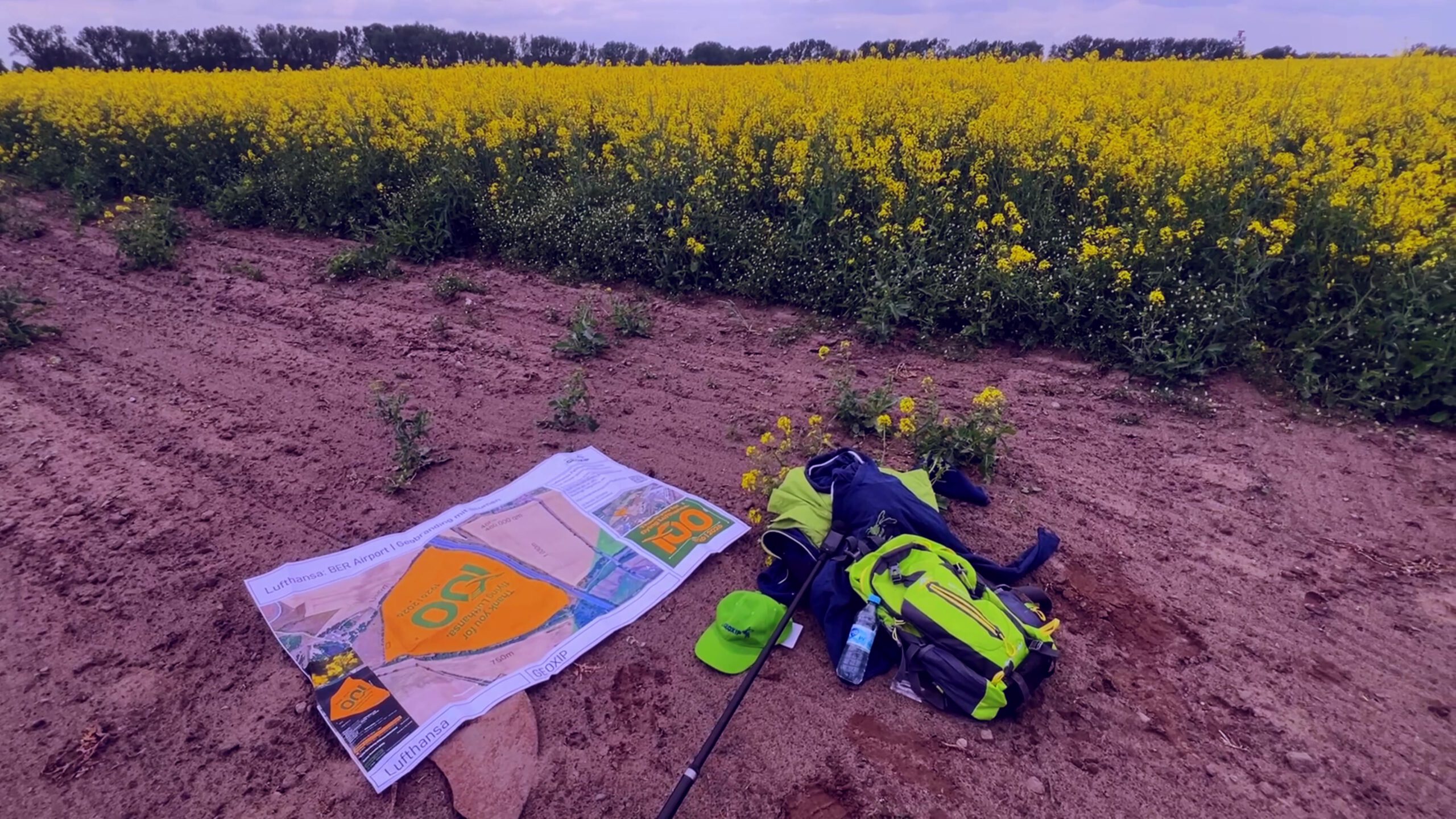 Luftaufnahme Lufthansa Geobranding BER – GEOXIP Feldwerbung Luftaufnahme des Lufthansa Geobrandings am BER Airport – GEOXIP Feldwerbung im XXL-Format mit Natur, Rapsfeld und nachhaltiger Außenwerbung